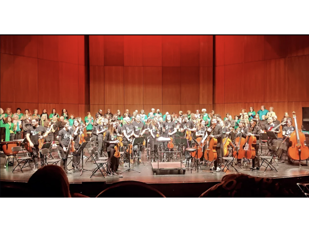 Concierto coral y orquestal sobre un escenario