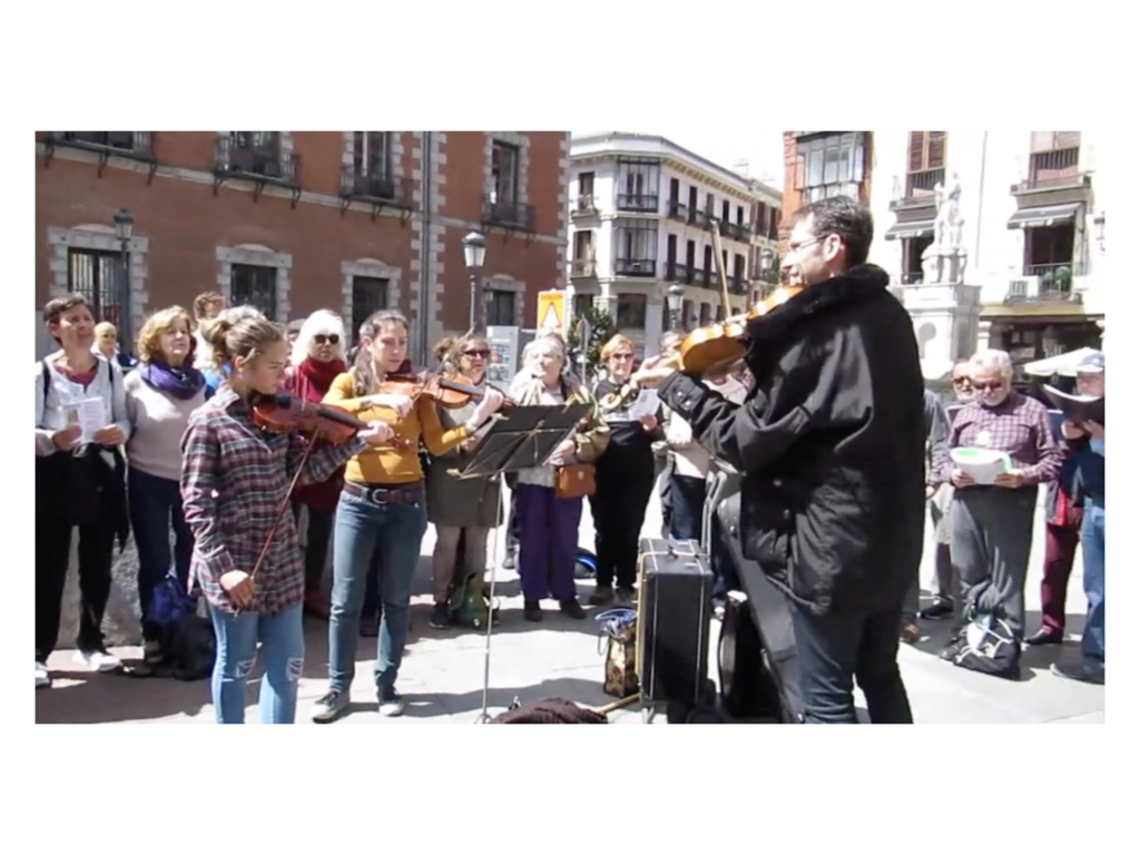 Agrupación musical interpretando una obra en la calle